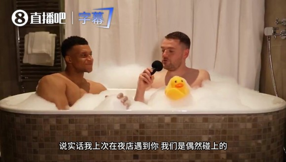 姆巴佩与男主持人同浴洗澡！？外网恶搞姆巴佩挤在浴缸里玩小黄鸭